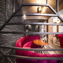 Siyah Çizgili Taş Görünümlü Lounge Duvar Kaplamaları