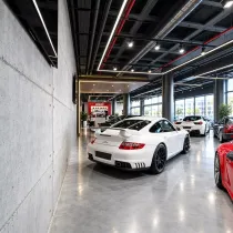 Otomotiv Showroom ve Lüks Garaj Brüt Beton Duvar Kaplamaları